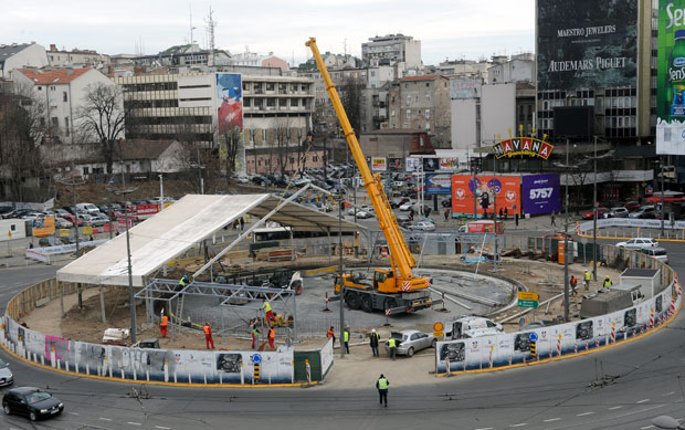 ПОСТАВЉЕНА ЗАШТИТА НА ТРГУ СЛАВИЈА: Фонтана под балоном